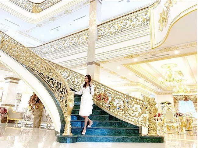 Cầu thang dát vàng trong dinh thự xa hoa của siêu mẫu Lan Khuê