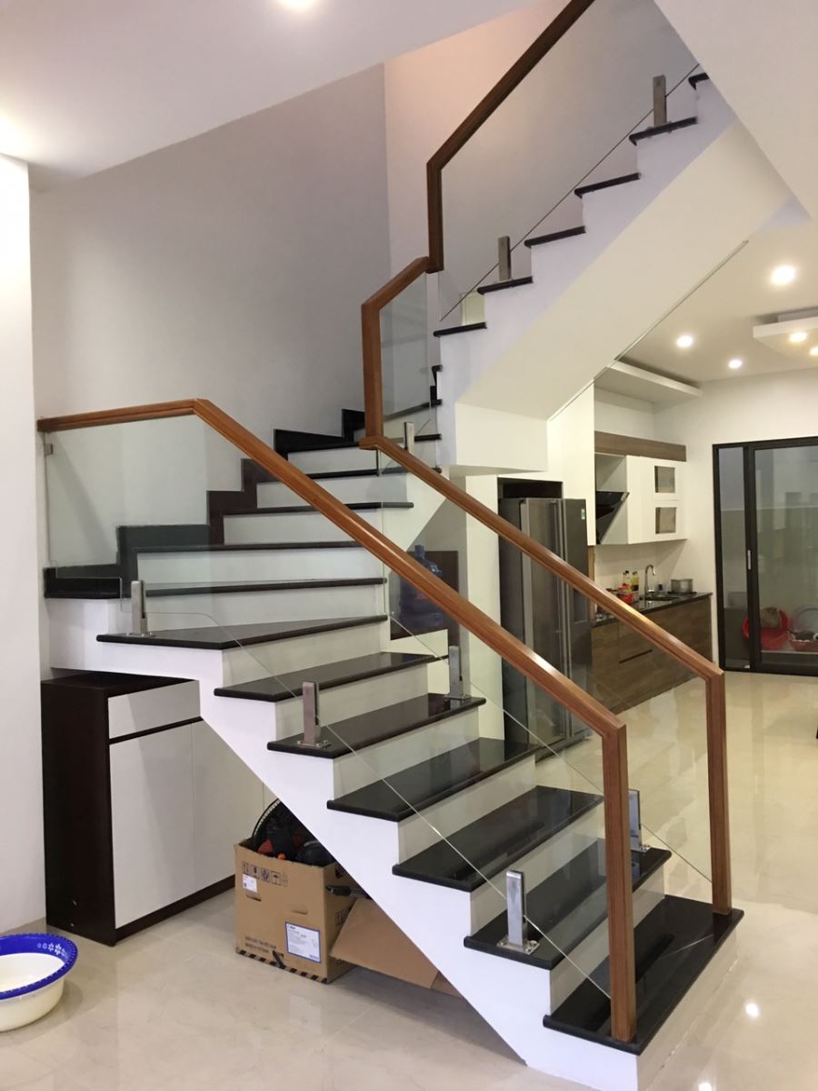 Cầu thang kính chân lùn Hải Phòng là giải pháp tối ưu giúp tiết kiệm không gian cho ngôi nhà của bạn. Vẻ đẹp và tính tiện ích của cầu thang như vậy sẽ lấy đi lòng tin của mọi khách hàng.